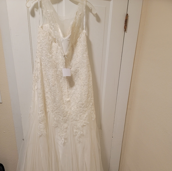 Wedding dress - Picture 4 of 5